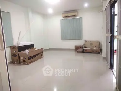 Spacious unfurnished room with air conditioning and large windows, ideal for customization.