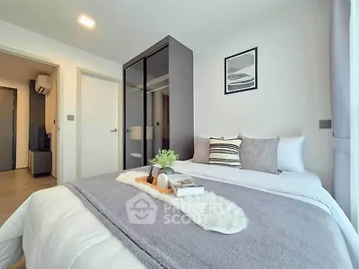 Modern bedroom with cozy decor and stylish furnishings in a bright apartment.