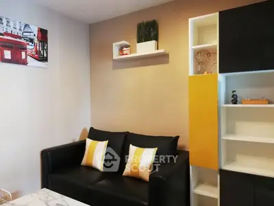 Fully Furnished 1 Bedroom Condo at Life Sukhumvit Livingroom