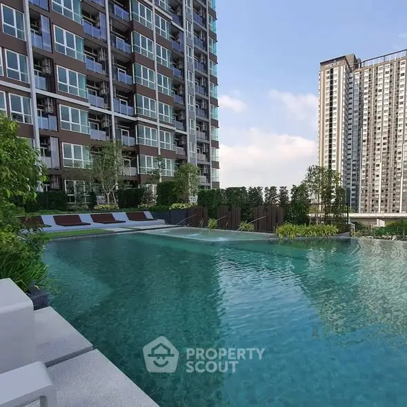 Luxurious high-rise apartment with stunning pool and city view