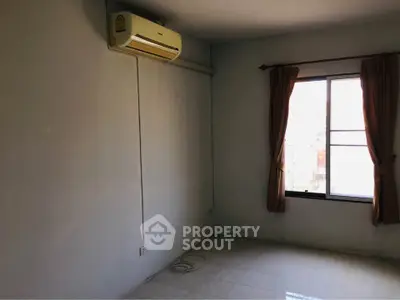 Spacious unfurnished room with air conditioning and natural light from window.