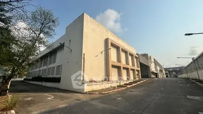 Spacious industrial warehouse with ample parking and modern design, ideal for business operations.