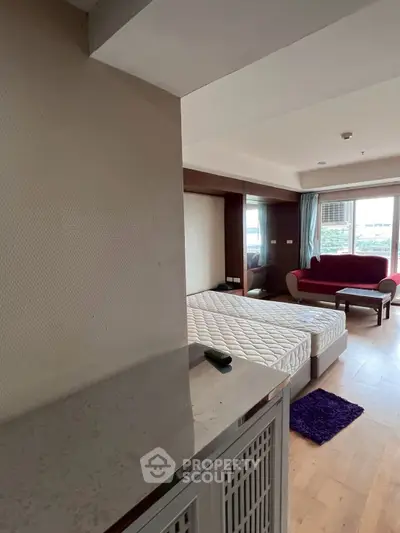 Spacious studio apartment with natural light and modern furnishings