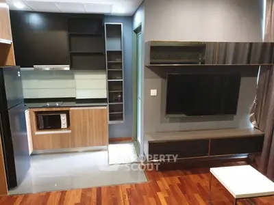 Fully Furnished 1 Bedroom Condo at Wish Signature Midtown Siam Livingroom
