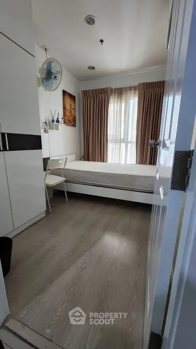 Cozy bedroom with natural light, featuring a minimalist design and modern furnishings.