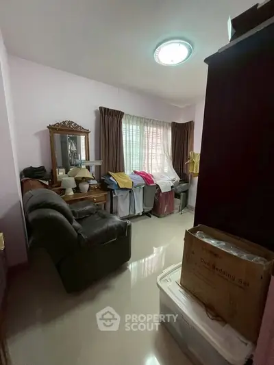 Cozy living room with comfortable seating and natural light, ideal for relaxation and leisure.