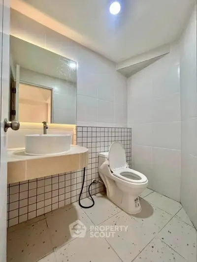 Modern bathroom with sleek design and elegant fixtures in a contemporary home.