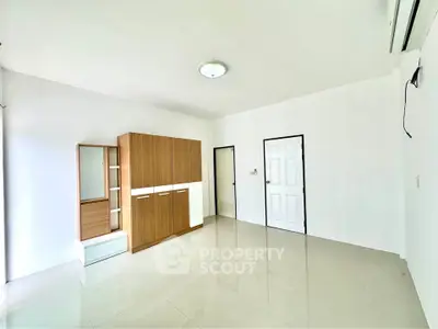 Spacious unfurnished room with wardrobe and mirror, ideal for customization.