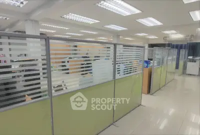 Modern office space with cubicles and bright lighting, ideal for productivity and collaboration.