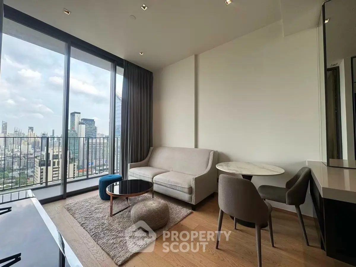 Modern living room with city view, featuring stylish furniture and floor-to-ceiling windows.