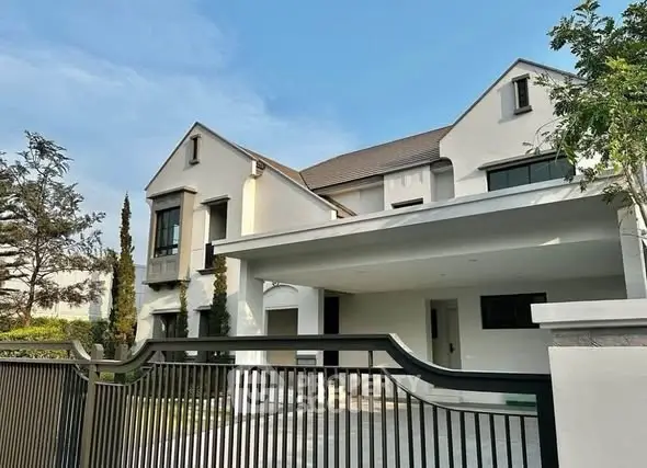 Elegant modern house with spacious driveway and stylish architecture.