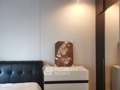  2 Bedrooms Condo at Circle Condominium-2
