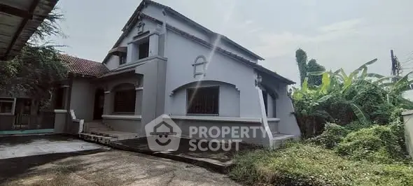 Charming traditional house with lush garden and spacious driveway