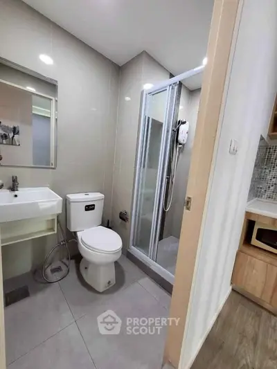 Modern bathroom with shower and sleek fixtures in a contemporary apartment.