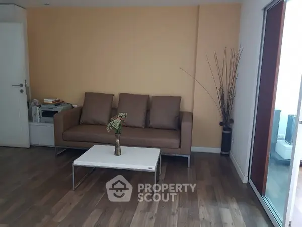 image_rental-10989156