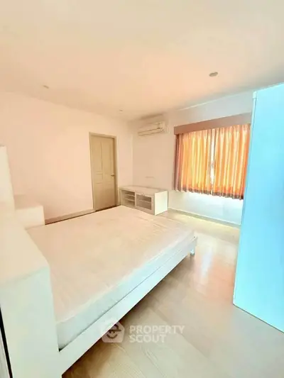 Bright and spacious bedroom with natural light and modern furnishings