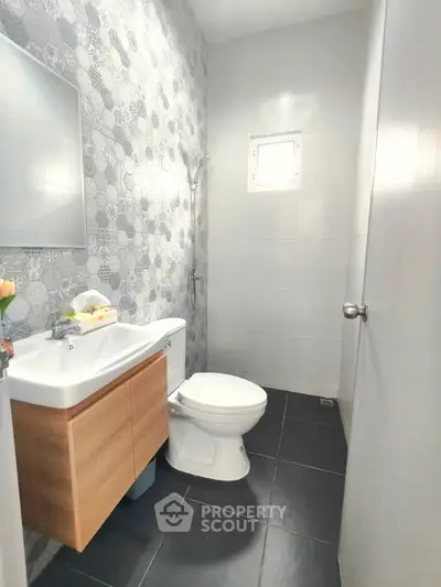 Modern bathroom with stylish tiles and sleek fixtures in a contemporary home.