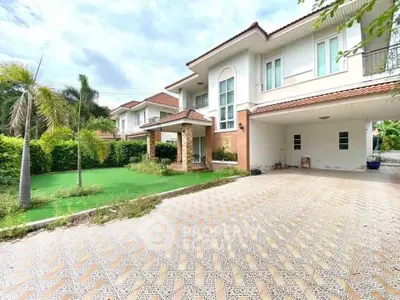 Spacious modern house with large driveway and lush garden, perfect for family living.