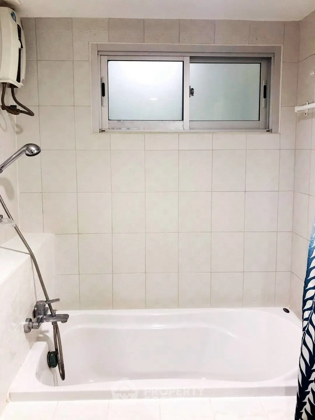 Bright bathroom with bathtub and window, ideal for relaxation and comfort.
