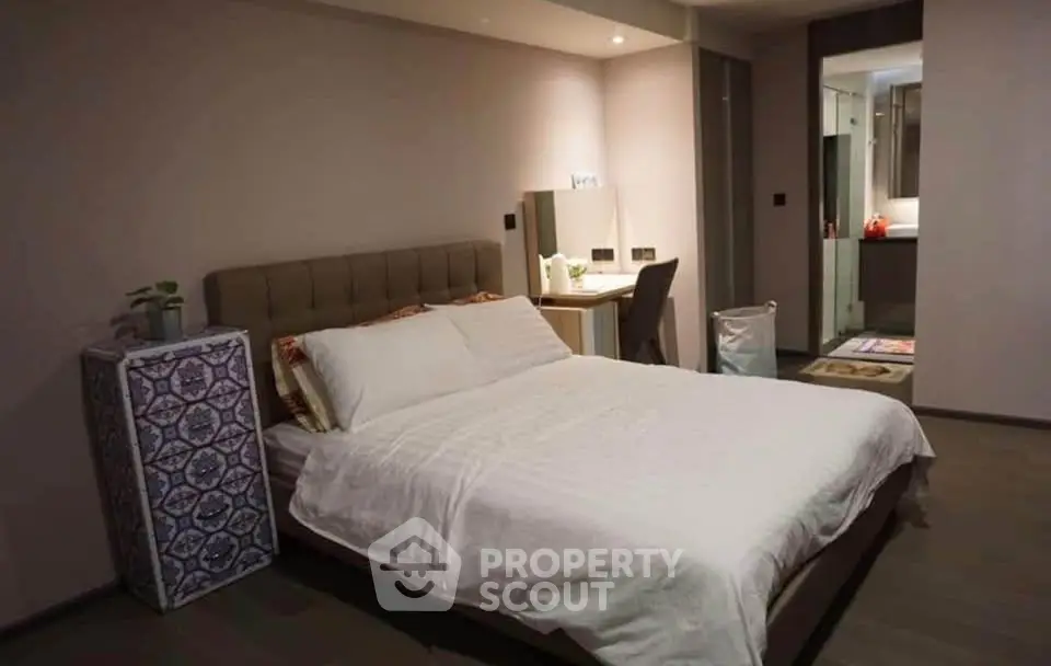 Spacious modern bedroom with elegant decor and cozy ambiance