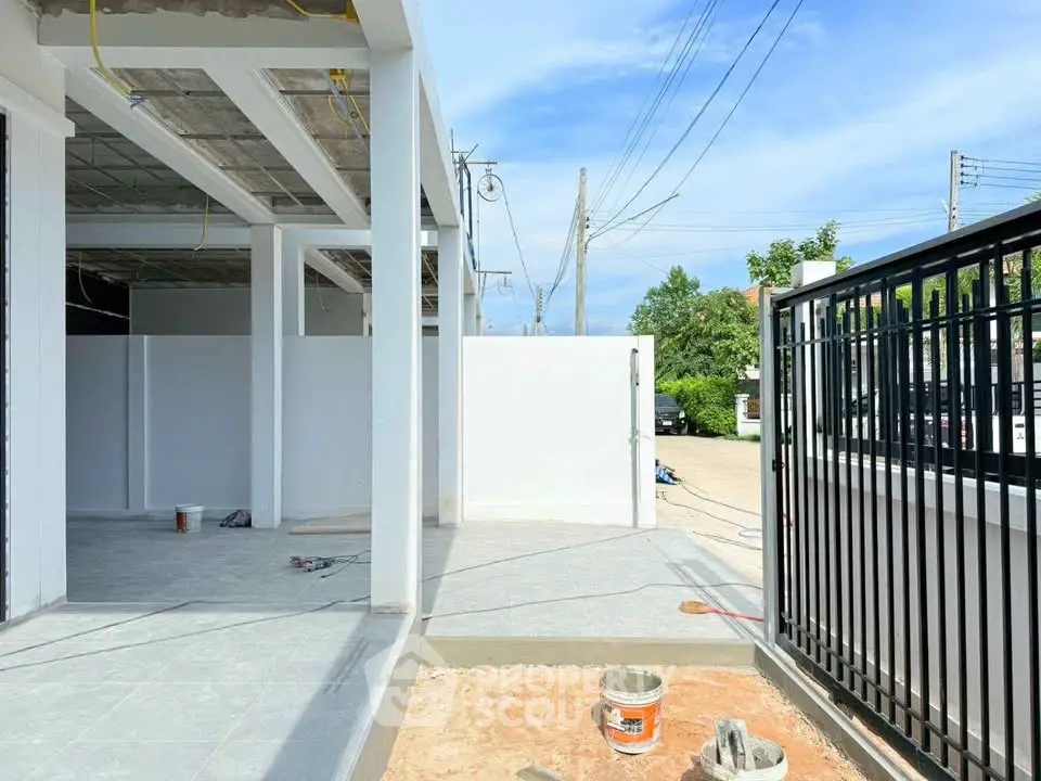 Modern construction site with white walls and open space, showcasing potential for customization.