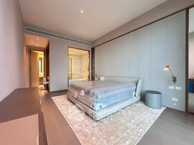 Luxurious modern bedroom with elegant decor and spacious layout, featuring a stylish bed and ambient lighting.