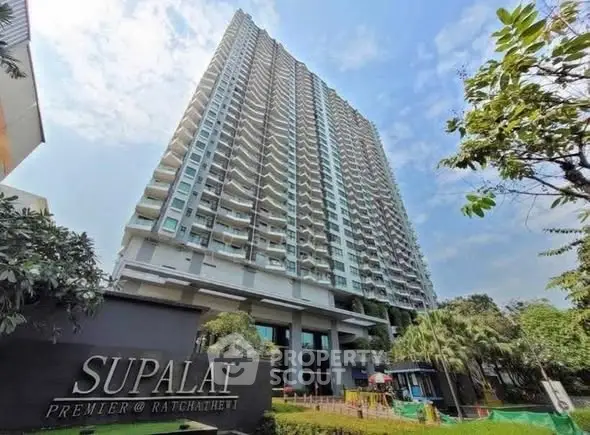 Stunning high-rise building exterior with lush greenery at Supalai Premier Ratchathewi.