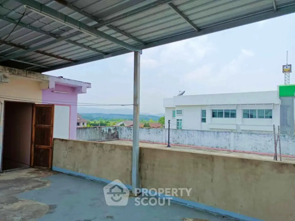 Spacious rooftop area with panoramic views, perfect for outdoor gatherings and relaxation.