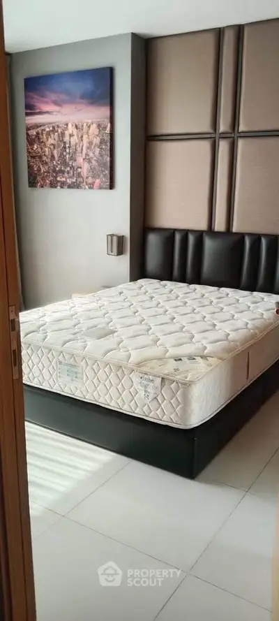 Modern bedroom with stylish decor and comfortable mattress in a contemporary apartment.