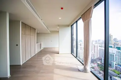 Spacious corner unit with floor-to-ceiling windows and stunning city view