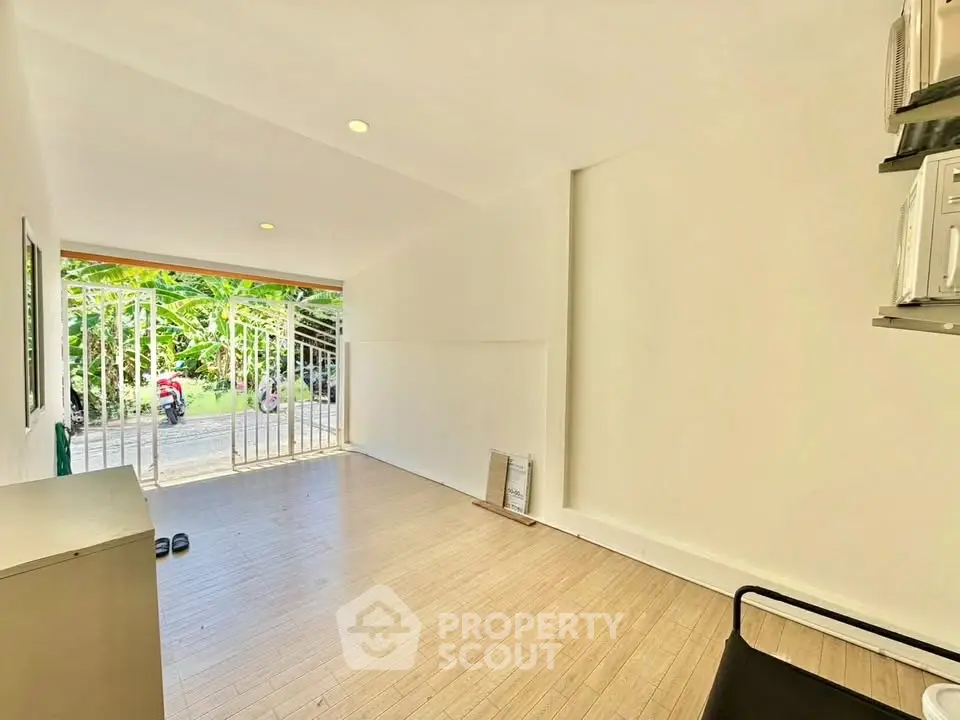 Spacious entrance area with natural light and outdoor view, ideal for welcoming guests.