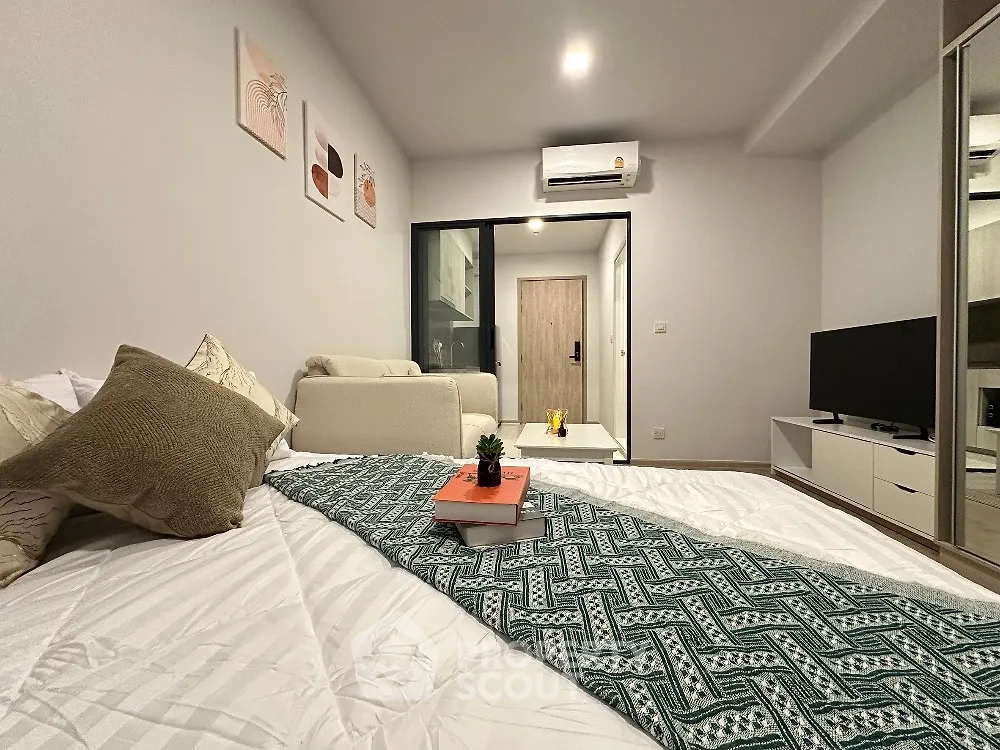 Modern bedroom with cozy decor and stylish furnishings in a contemporary apartment.