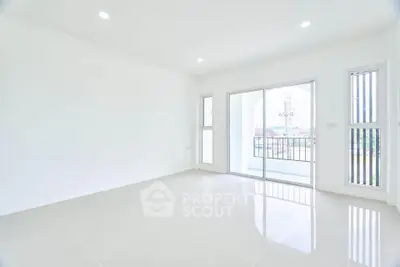 Bright empty room with large windows and balcony access, ideal for customization.