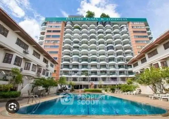 Luxurious condotel with stunning pool and modern architecture