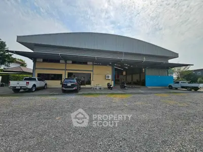 Spacious industrial warehouse with ample parking and modern design, perfect for business operations.