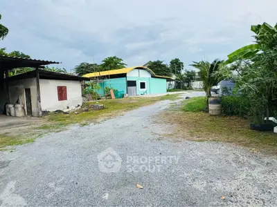 Spacious rural property with green building and ample outdoor space, perfect for development or agriculture.