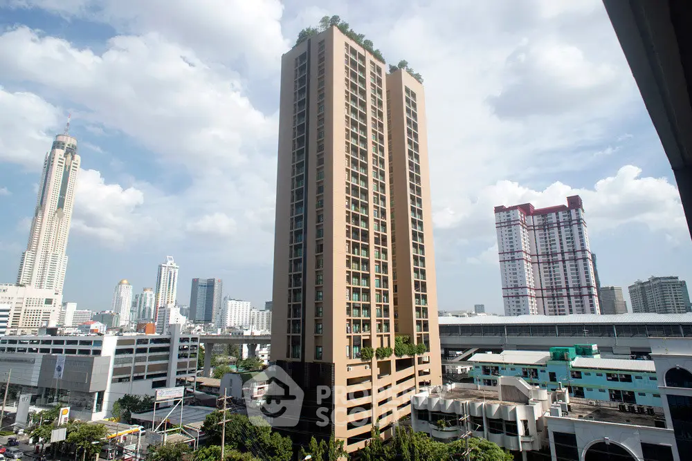 Stunning high-rise building with panoramic city views in a vibrant urban setting.