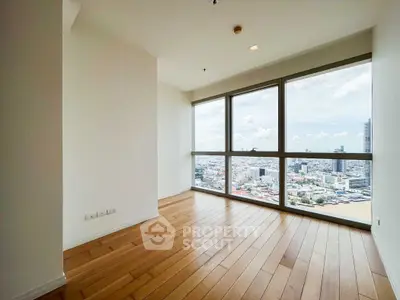 Spacious corner unit with panoramic city view and wooden flooring