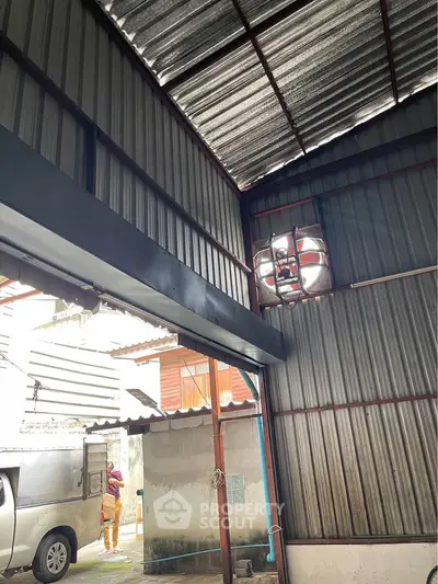 Spacious industrial warehouse with high ceilings and metal walls, ideal for storage or workshop use.