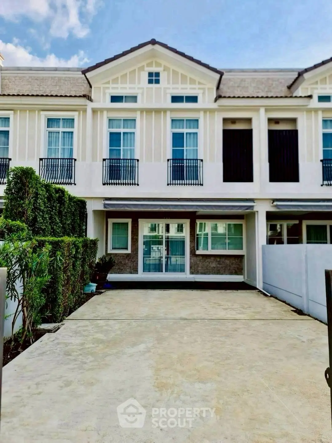 Charming townhouse with modern facade and spacious driveway