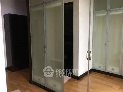  2 Bedrooms Condo at Urbana-4