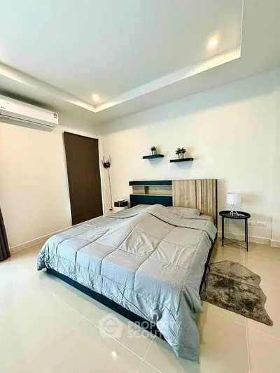 Modern bedroom with stylish decor and cozy ambiance, featuring a comfortable bed and elegant lighting.