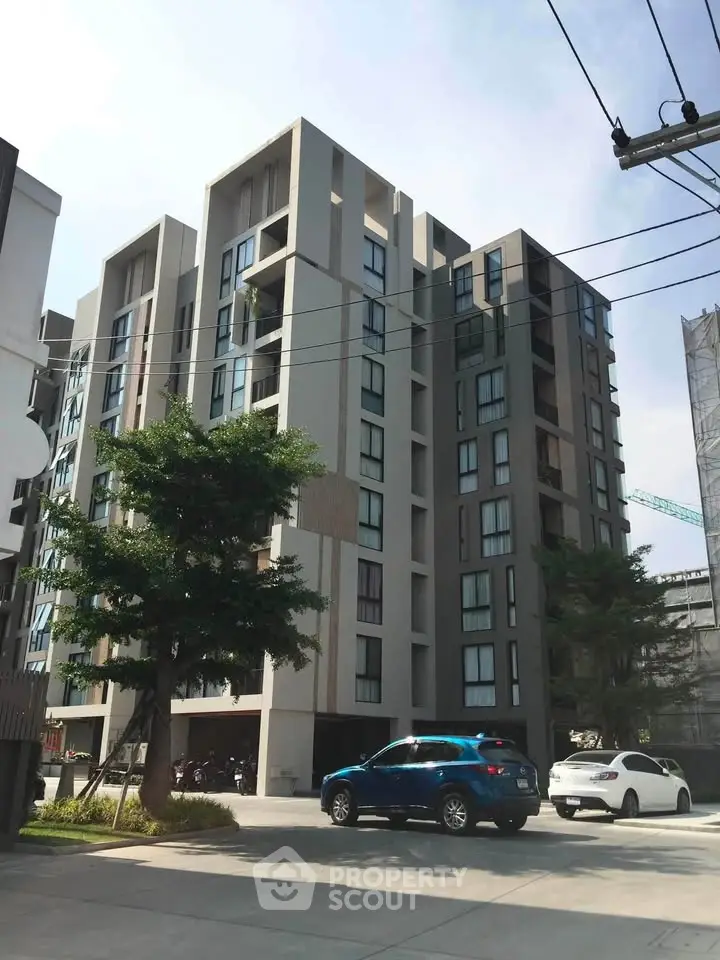 Modern urban apartment building with sleek design and large windows, perfect for city living.