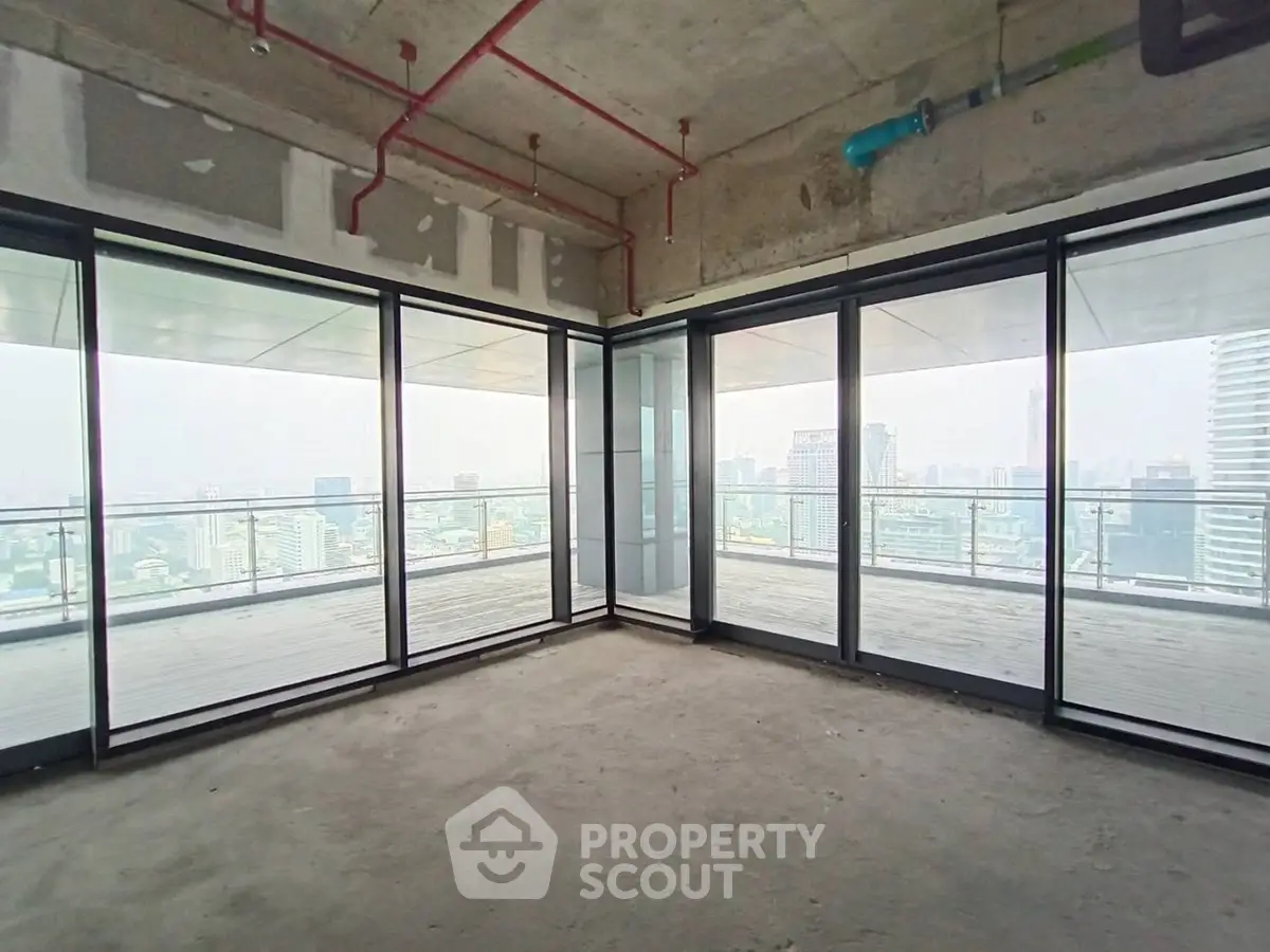 Spacious corner unit with floor-to-ceiling windows and stunning city view.