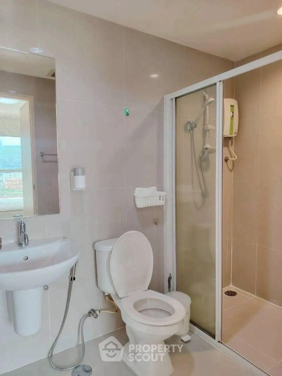 Modern bathroom with shower enclosure and sleek fixtures in a contemporary apartment.