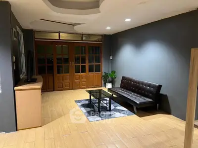 Stylish living room with modern furniture and wooden flooring, perfect for relaxation and entertainment.