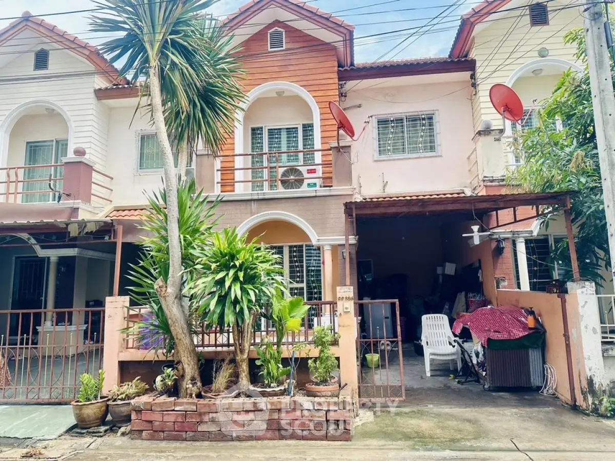 Charming townhouse with front garden and balcony in a peaceful neighborhood