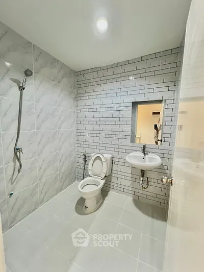 Modern bathroom with sleek tiles and contemporary fixtures