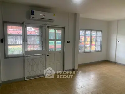 Spacious unfurnished room with large windows and air conditioning