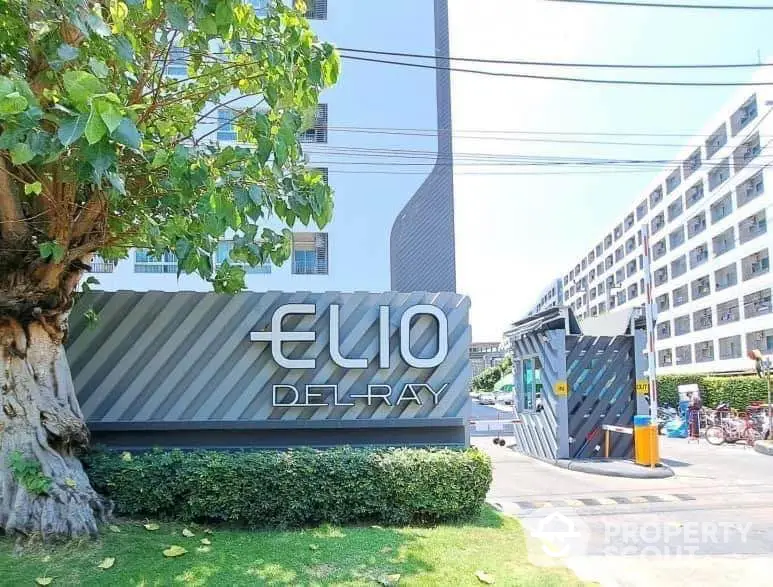 Modern Elio Del Ray building entrance with sleek design and lush greenery